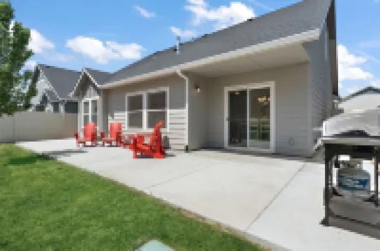 Comfy “Idahome” just minutes from downtown Eagle. A perfect 3BR family gem!
