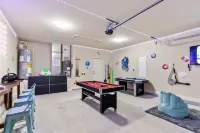 Salt water pool! AC & Heated game room! 3 Min to beach!2 King rooms