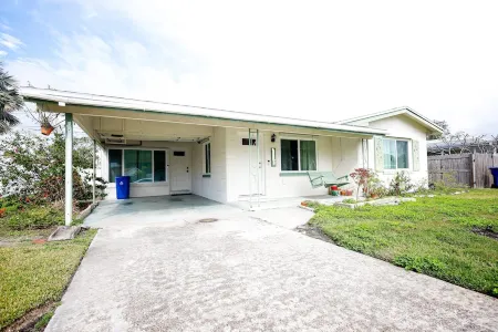 2BR home near Madeira Beach, Florida Отели в г. Бей-Пайнс