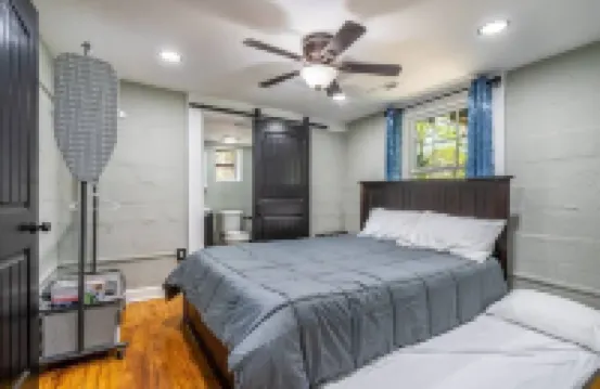 Tiny House w/ 1st Class Amenities- 12 Min to CLT