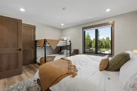 Spacious 6-bedroom house in Powder House with Theater Room, Hot Tub, Paved Roads