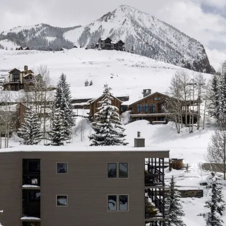 Penthouse #1: Panoramic Views, Hot Tub, 75 55" TVs, Sonos, Free Ski Bus