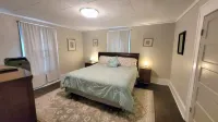 Vintage One Bedroom with Living/Kitchen Hotels in Mount Airy