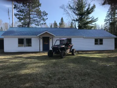 3 BR 2 BA Sleeps 11-Beautiful & 1/2 mile from trails, close to all sights, Wi-Fi