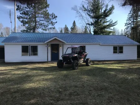 3 BR 2 BA Sleeps 11-Beautiful & 1/2 mile from trails, close to all sights, Wi-Fi