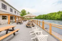 The Cove at Sylvan Beach - Pet friendly lakeside cottage with a pontoon boat!