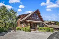 SummerPromo! 5 Mins to Dollywood ~Arcade~Hot Tub~Fireplace~Indoor Heated Pool!