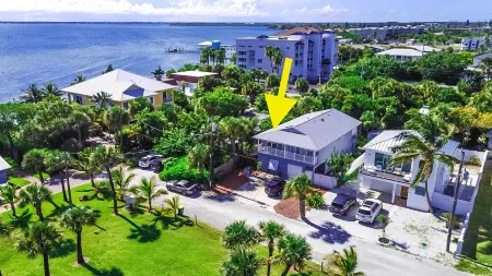 Romantic Getaway: Private Hot Tub & Honeymoon Suite Steps from the Beach