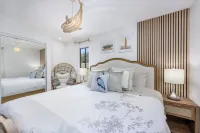 Oceanfront Cottage / Stunning Views / Contemporary