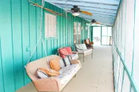 Leaning Pines Lodge, Sleeps 10, Double Cabins in the woods, 30 min to Round Top - 3-Star