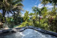 Luxury 4Br Estate with Ocean Views, Pool, Slide & Gourmet Kitchen- Waipio Heaven