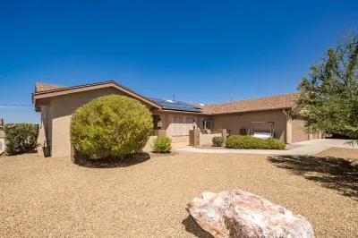 We are 10  mins from Windsor launch ramp and London Bridge channel. Hotel in zona Star Nursery Garden Center