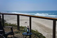 OCEANFRONT Luxury Roads End 4000sft home w/Hot tub! Dog friendly, amazing views!
