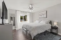 6BR/3BA House - 2nd Living and Entry - 18 Guests