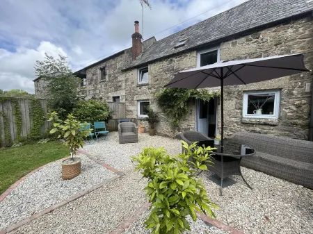 Oozing charm!! Character Cottage - Dog Friendly With Luxury Hot tub & Log Burner
