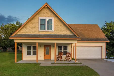 3 Bedroom House — 5 min Walk to Square!