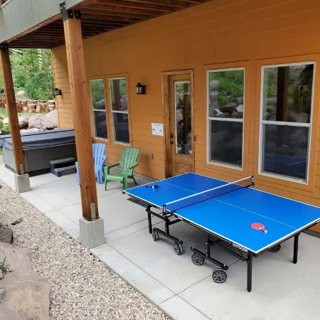 Cheerful 4-bed 4 bath Cabin with Jacuzzi