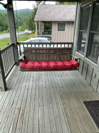 Sensational Sunrise Views overlooking golf course w/ incredible mountain views! Отели в г. Таунсенд