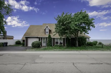 Amazing View On Spacious Lake Home. Open floor plan and deck for perfect parties Отели в г. Уилсон