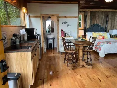 Mountaintop Glamping Cabin,Views! 藍嶺山道附近的飯店