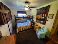 Mountain view cabin, fully remodeled, huge screen in porch with panoramic view.