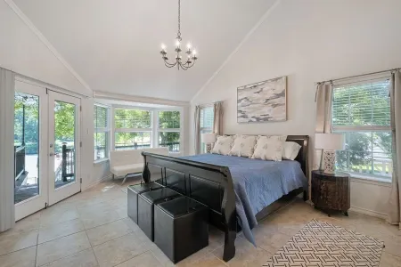 Lake It Easy on Lake McQueeney