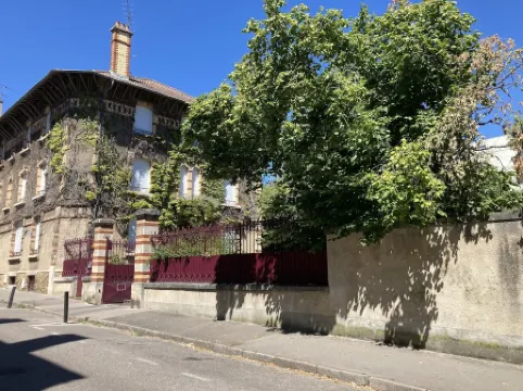 Magnificent apartment in the heart of Villa Médreville with garden and parking space