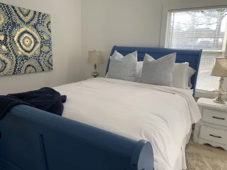 Quaint 2 Bedroom Flat Downtown