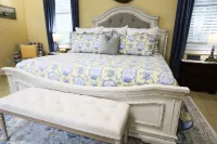 Massive Room - King Bed-Fireplace-10' Ceilings-50" Widescreen TV - 3-Star