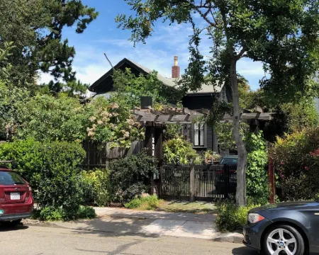 Beautiful and Lush Hidden Wisteria Getaway Hoteles en Alameda