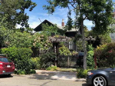 Beautiful and Lush Hidden Wisteria Getaway Hotels near USS Hornet - Sea, Air and Space Museum