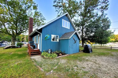 Unwind in Riverfront Comfort — Hot Tub, Fire Pit, Boat Slip, Kayaks