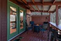 Cozy Treehouse steps from Beech Mtn ski resort, Restaurants, Trails and Fishing!