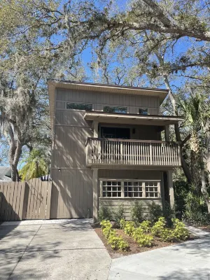 Close to Beaches, quiet and private new guest house - full kitchen, deck & patio Hôtels à proximité de : Florida Botanical Gardens