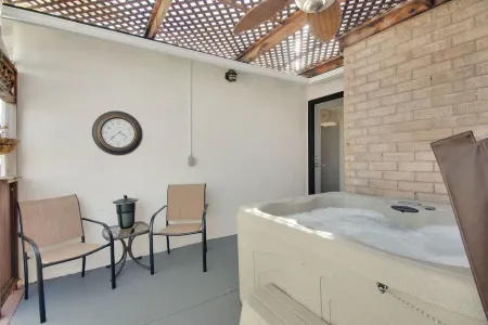 MIDCENTURY MANOR-Hot Tub & 5 Blocks to Town Center Отели рядом с достопримечательностью «PARK STREET GALLERY»