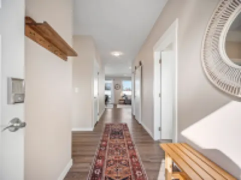 Modern Spacious Family Home w/ Hot Tub & Fire Pit