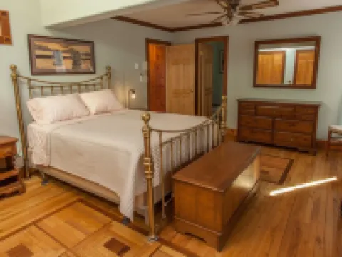 Beautiful Lake House on Schroon Lake with private beach and dock slip-4bed/4bath Hotels in Schroon