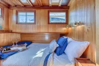 Spacious 46' Yacht: Luxury, kayaks, walk to town