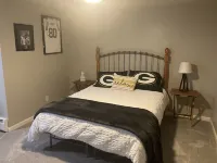 Luxury ranch home a mile from Lambeau, 1 hr OSK, 15 Min GRB, 10 MI 92C.