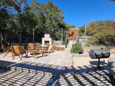 River Front-Waterfalls-Outdoor Fireplace-WiFi Hotels near Johnson Creek RV Resort & Park