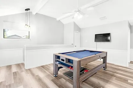 Remodeled 4BR w/pool table, Pingpong, Air Hockey Отели в г. Кэрролтон