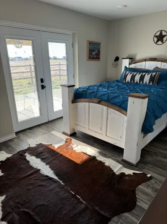 Enjoy quiet country skies.  Modern guest house in Crawford 20 mins to Waco.