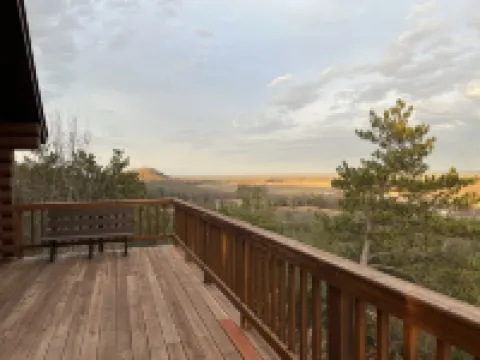 Cozy 3 story Log Cabin with space for the entire family and an amazing view