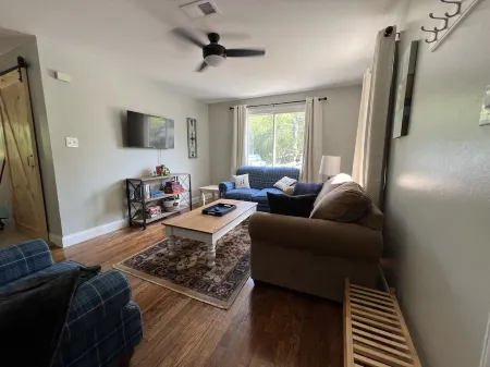 3 BR renovated home, near downtown Raleigh, privacy fenced backyard!