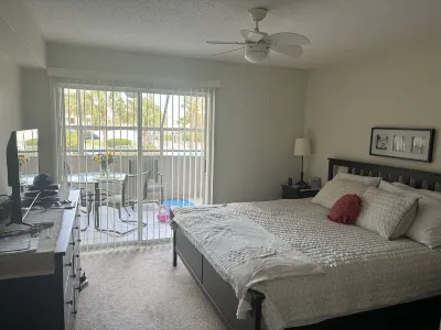 Safe, family area close to amenities restaurants, grocerystore etc Hotel in zona 4835 Green Key Rd