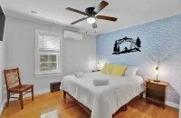 New Pocono Getaway:3-Tier Theater, Hot Tub, Fire pit, Pool Table.Near Lake Naomi