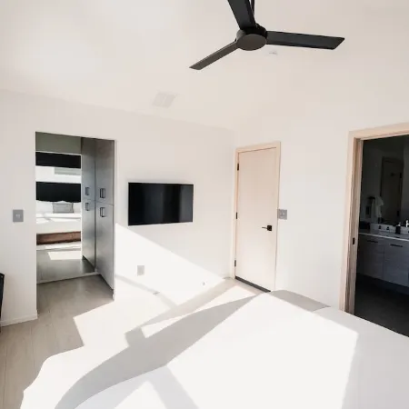 NEW- Modern Home Close to Downtown - Hot Tub!