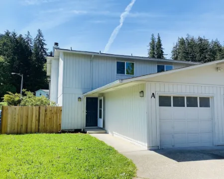 WELCOME TO HUEY DUCK HOUSE-A!  3BR & 2BA SLEEP-8 スプリングフィールドのホテル