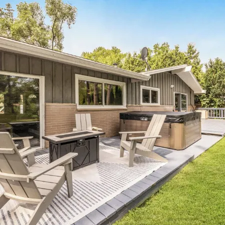 Beautiful riverside yard, hot tub, game room, large dining table!