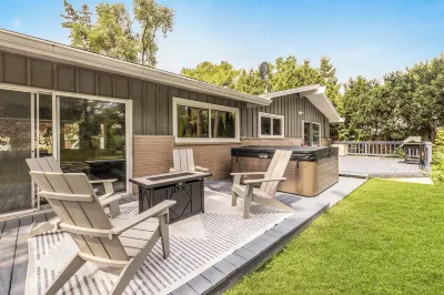 Beautiful riverside yard, hot tub, game room, large dining table!